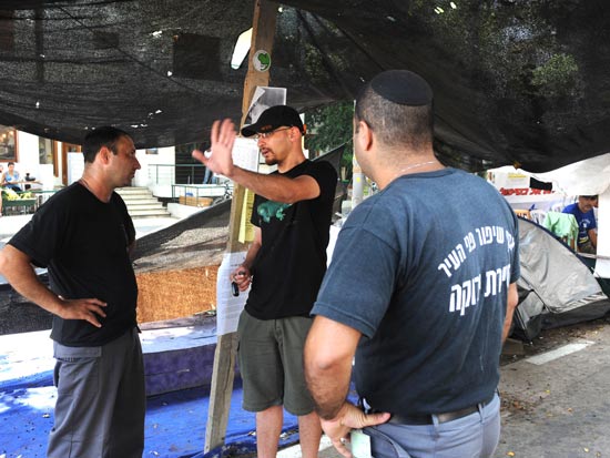 פקחי עירית ת"א בשד' רוטשילד בת"א  מחאת הדיור / צלם: אבשלום ששוני 